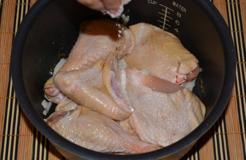 Курицу промываем, высушиваем на полотенце и кладем одним слоем на лук, посыпаем солью. Я здесь брала половинку курицы, но если вы хотите приготовить больше, выкладывайте мясо слоями и каждый слой перекладывайте репчатым луком, чем больше лука, тем лучше.