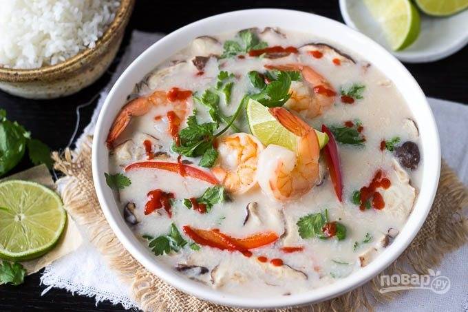 Тайский суп Том Кха с кокосовым молоком и курицей