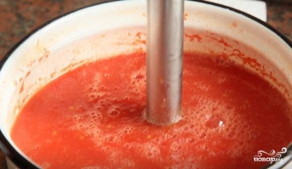 Нарежьте помидоры дольками и готовьте в кипящем бульоне до мягкости, около 10 минут. Затем пропустите всё через блендер.