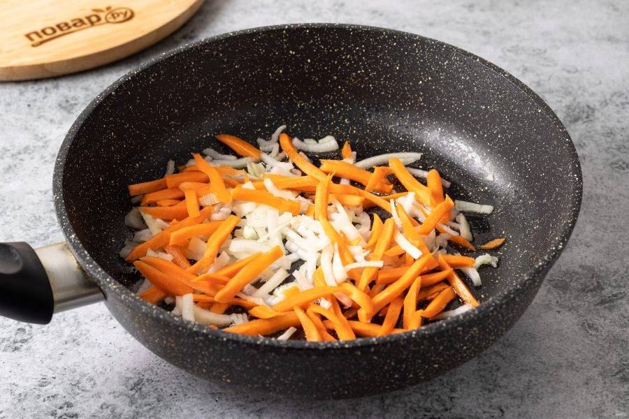 Морковь нарежьте соломкой или натрите на терке для моркови по-корейски. Лук нарежьте полукольцами. Обжарьте овощи до золотистого цвета в сковороде с растительным маслом.