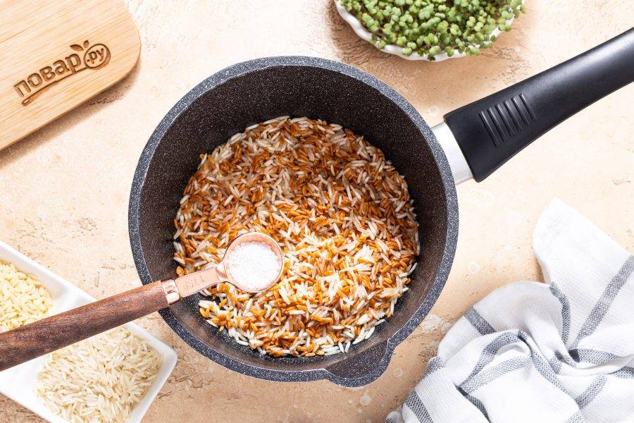 Добавьте соль по вкусу.