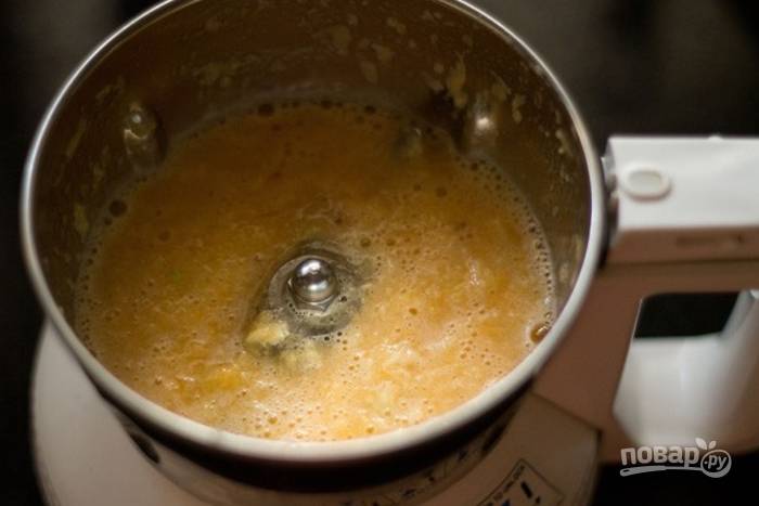 Снимите белые пленки, достаньте семечки и измельчите мякоть апельсина в блендере или просто выжмите сок.
