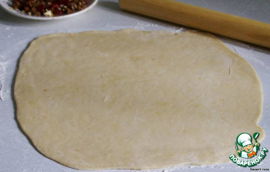 После того как тесто постоит в холодильнике положенное время, достаньте его и освободите от пленки. Раскатайте тесто на рабочей поверхности в тонкий пласт (толщиной в несколько миллиметров). 