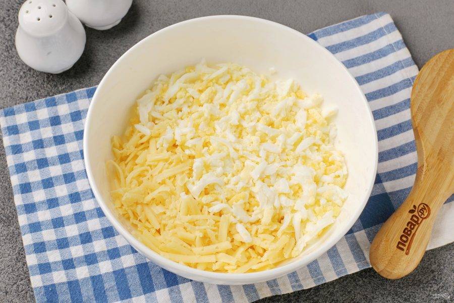 Сыр и яйца натрите на крупной тёрке.