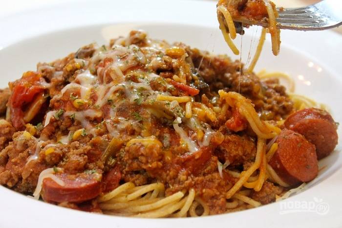 Спагетти с мясным фаршем и овощами в томатном соусе