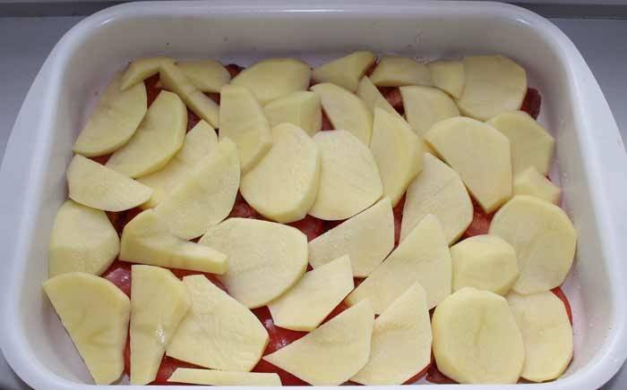 4. Картофель вымыть, очистить и тоненько нарезать (крупные кусочки картофеля могут долго пропекаться). Выложить в форму, посолив и добавив специи по вкусу. 