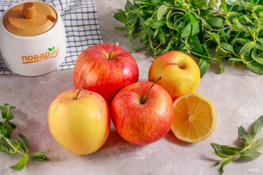 Подготовьте указанные ингредиенты. Нарезка 3-4 крупных яблока как раз будет занимать весь противень. В духовке можно сушить сразу несколько противней за раз.