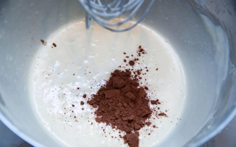 3. Когда тесто готово, половину вылейте в форму (предварительно смажьте немного маслом) и отправьте выпекаться первый корж. В оставшуюся часть теста добавьте какао, чтобы сделать торт из кусочков бисквита в домашних условиях двухцветным. 