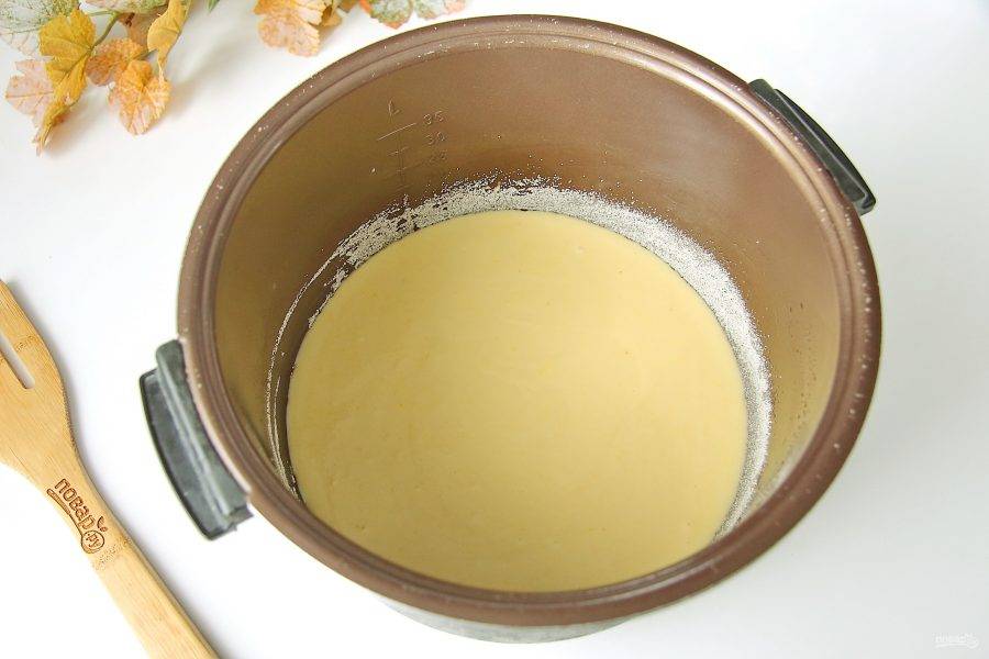 Вылейте тесто в смазанную маслом чашу мультиварки. Дно и бока предварительно обсыпьте мукой или манкой. Готовьте на режиме "Выпечка" до звукового сигнала.