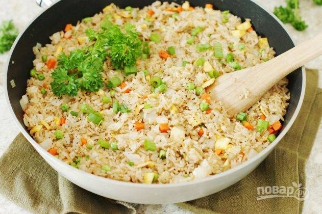 Отварной рис с омлетом и овощами
