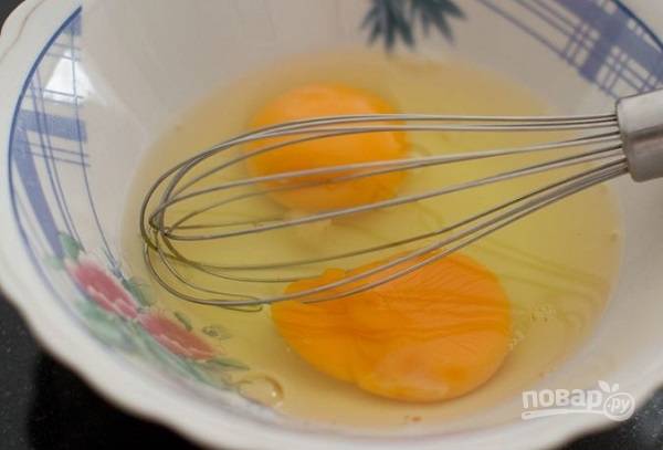 2. Яйца отдельно взбейте с ванильным экстрактом. 