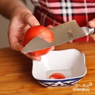 2. Нарежьте небольшими кубиками картошку, морковку и болгарский перец. Помидор нарежьте тонкими пластинками.