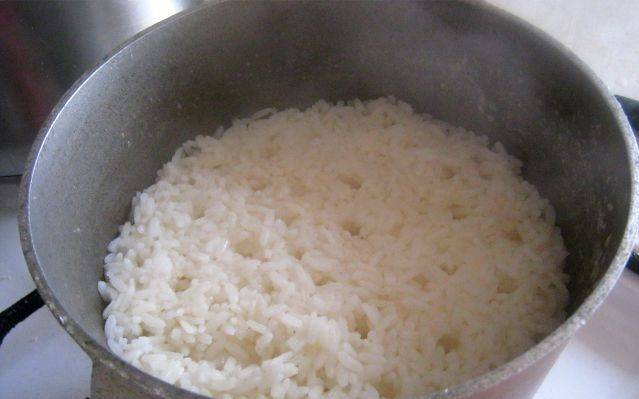 Промыть рис, выложить в кастрюлю, залить 1,5 стакана воды и добавить 0,5 чайной ложки соли. Сварить рис до готовности.