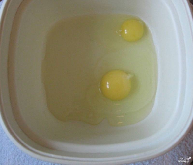 3. Берем два яйца и начинаем взбивать миксером на полной мощности до образования густой пены.