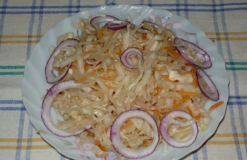 Из готовой капусты можно делать салаты, просто добавляя свежий лук и растительное масло. Приятного аппетита!