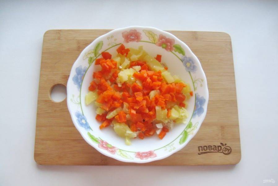 Морковь сварите, охладите, очистите и также мелко нарежьте. Добавьте в салат.