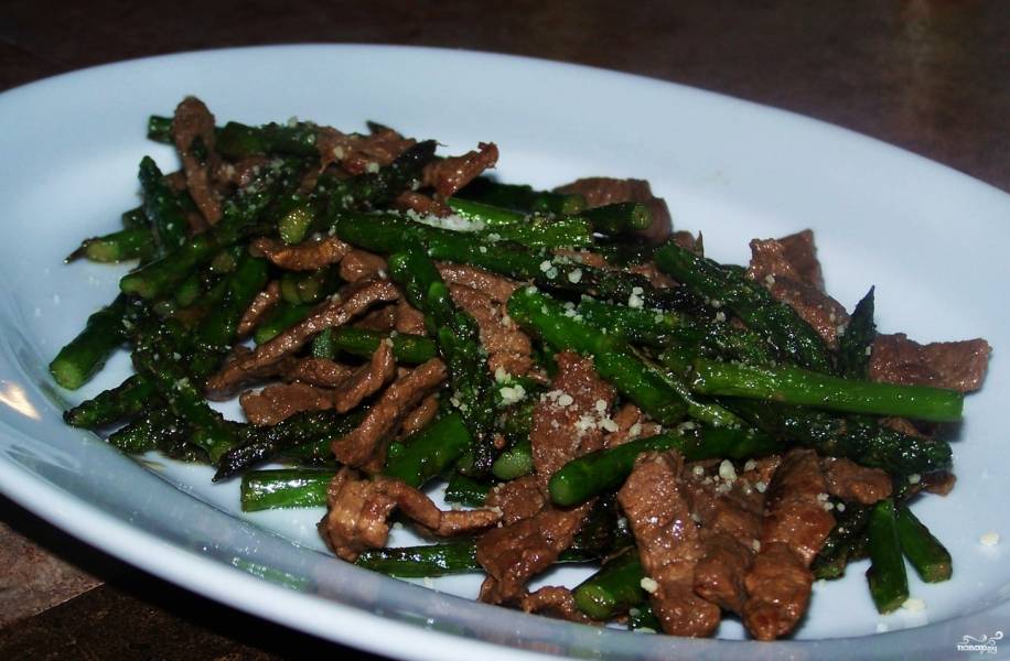 Китайская кухня: Жареная говядина со спаржей в устричном соусе рецепт на Український Вок Шоп