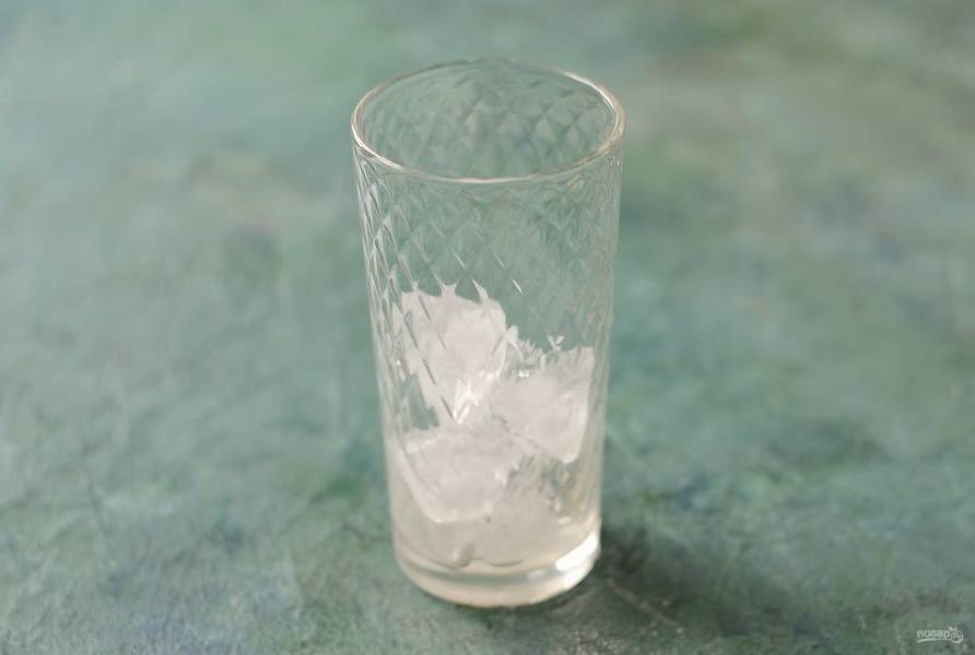 В стакан выложите лед.