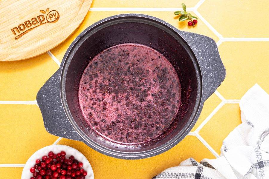 Затем убавьте температуру на минимальную и варите еще 20 минут. Периодически помешивайте джем.