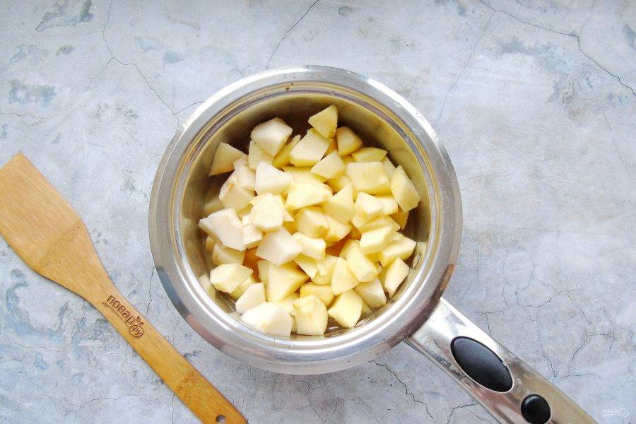 Из кастрюли достаньте цедру апельсина. Выложите нарезанные груши и яблоки.