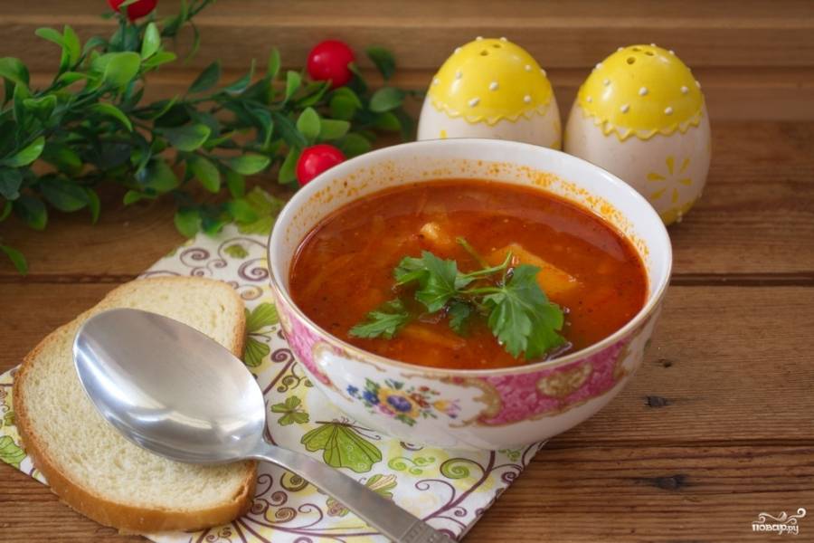 Подайте томатный суп с сельдереем к столу. 