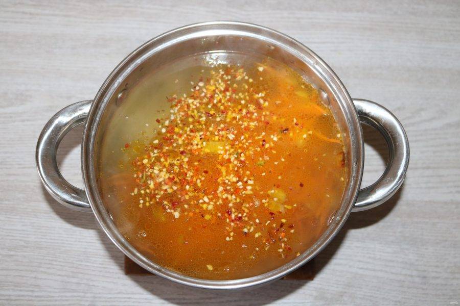 Добавьте обжаренные морковь с луком. Посыпьте приправой для супа.