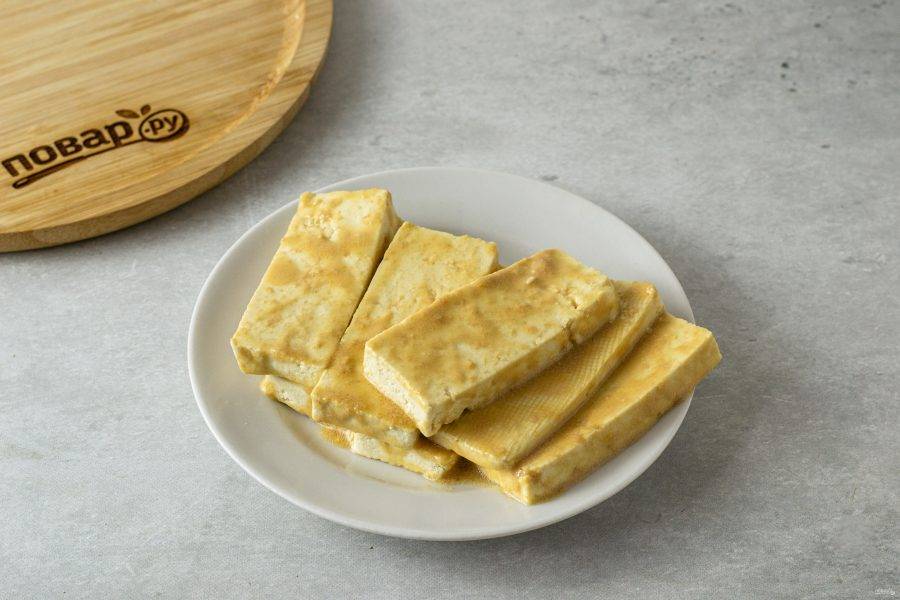 Смажьте тофу с двух сторон этим маринадом. Уберите в холодильник мариноваться на 1 час.