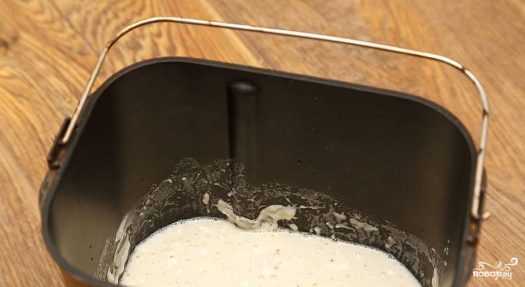 1. Смешаем сначала сухие компоненты: муку двух видов, сахар, соль и дрожжи. Затем добавим подогретую воду и масло. Перемешаем, и пусть тесто в хлебопечке готовится минут 10, чтобы дрожжи вступили в реакцию. 