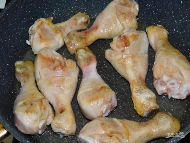 Обжарьте куриные голени до румяной корочки.