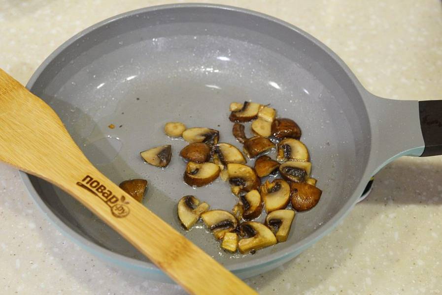 6. В эту же сковороду выложите грибы. Обжарьте и уберите к луку.
