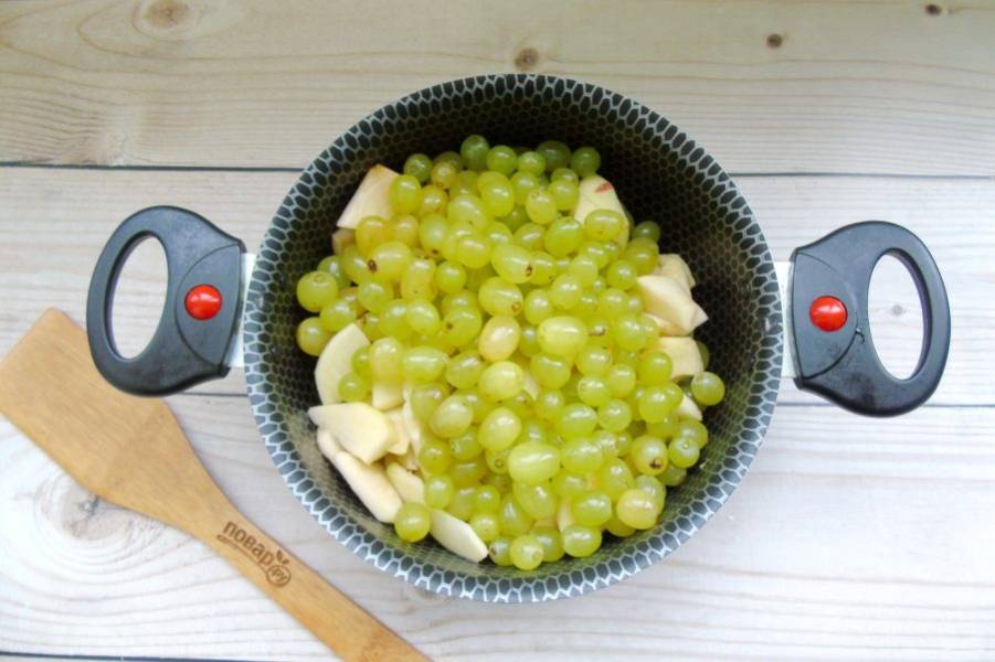 У винограда удалите веточки, и добавьте ягоды в кастрюлю с яблоками.