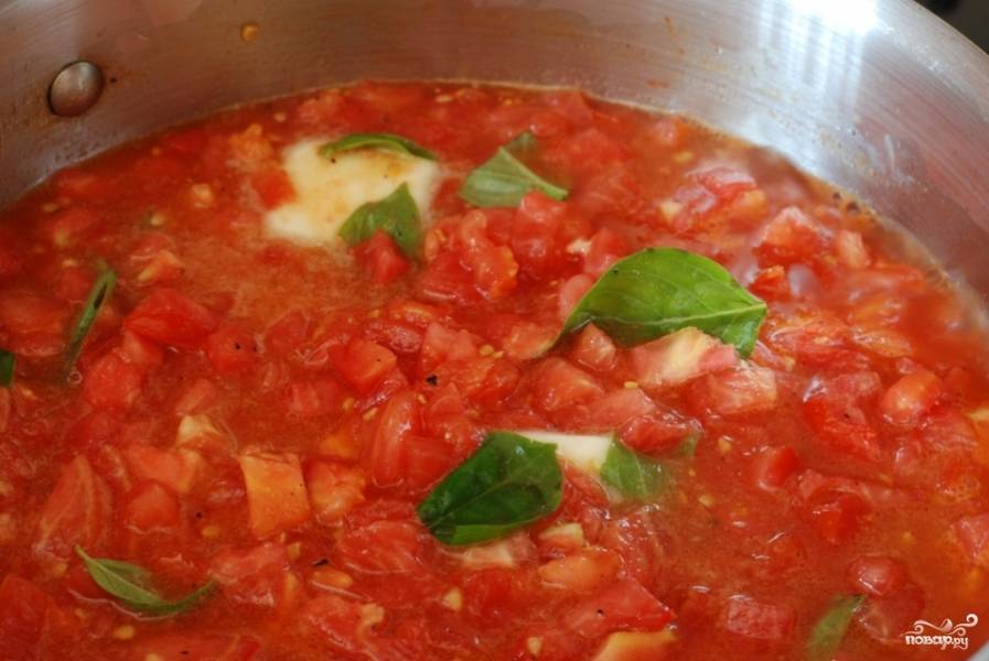 Как только сливочное масло растворится в томатном соусе, снимаем кастрюлю с огня.