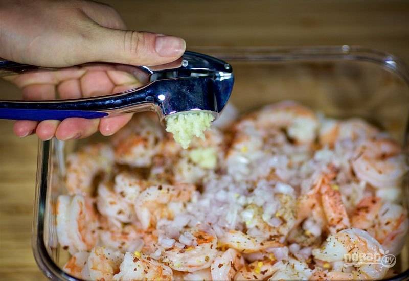 3. Приправьте креветки солью, перцем и измельченным чесноком.