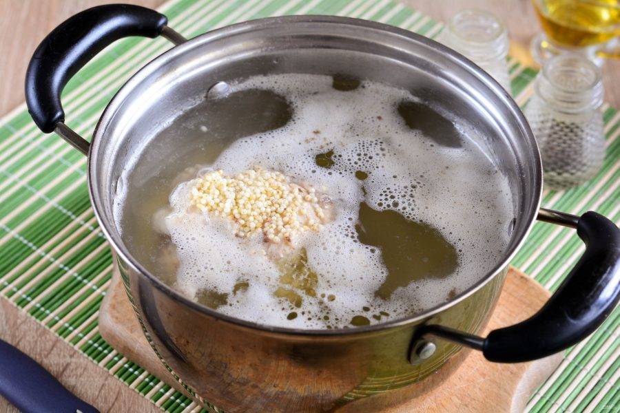 4. Промойте пшено и всыпьте в суп сразу после картофеля. Варите картофель и пшено 15 минут.
