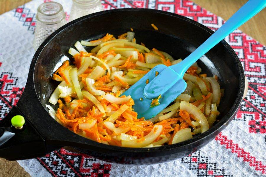 Обжарьте на растительном масле лук и морковку до мягкости - примерно 2-3 минуты.