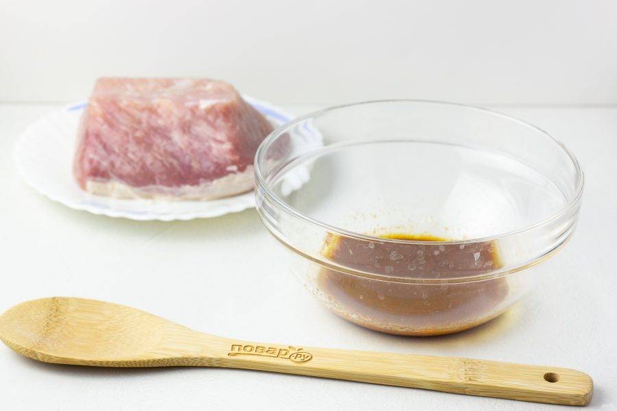 В миске смешайте все ингредиенты, кроме мяса, для соуса.