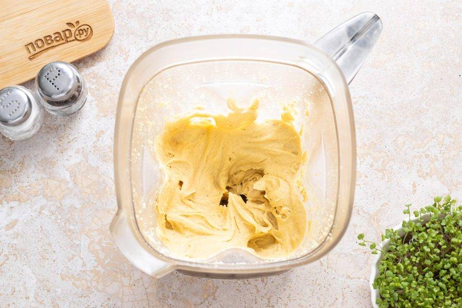После попробуйте хумус на вкус, по необходимости добавьте еще соли. Влейте жидкость, в которой варился нут и доведите хумус до желаемой консистенции.