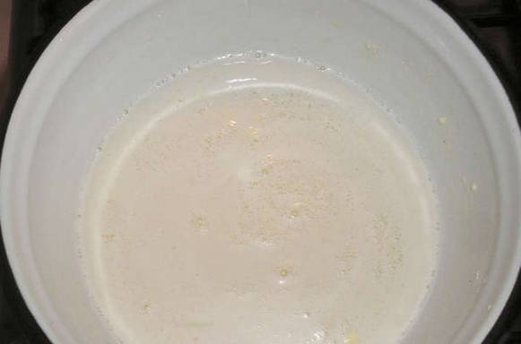 Смешайте в кастрюльке: сухое молоко, сахар и ванильный сахар. Влейте 250 мл. молока и доведите смесь до кипения.