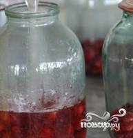 Ягоды залить кипятком и оставить на 15 минут.