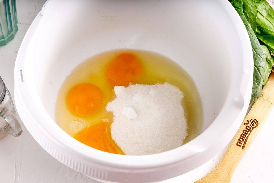 Вбейте куриные яйца в глубокую емкость, всыпьте 150 грамм сахарного песка и соль. Взбейте примерно 3-5 минут в пышную пену.