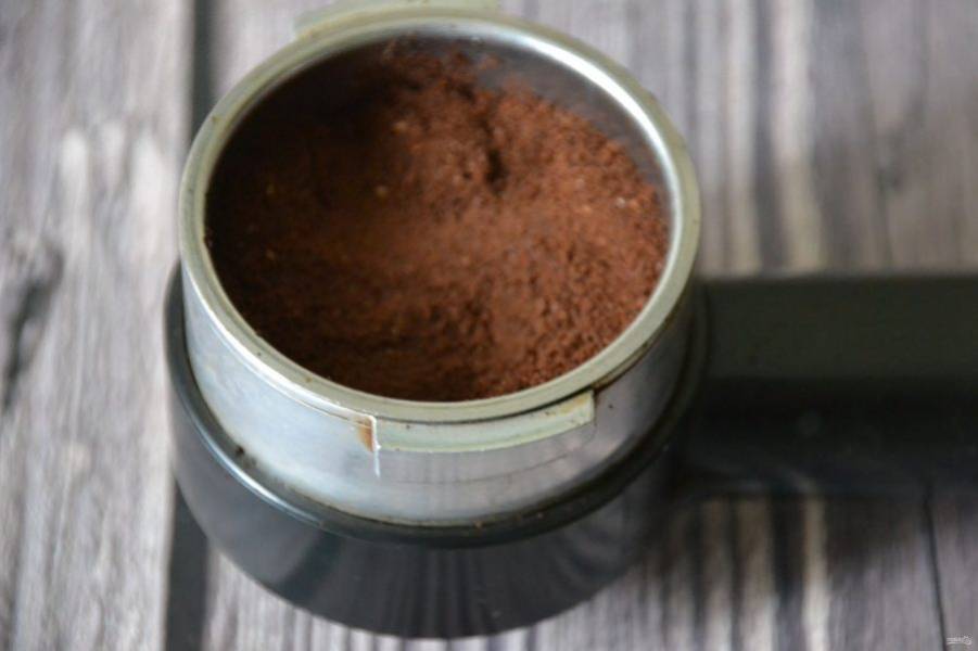 Предварительно сварите кофе "эспрессо" любым доступным для вас способом. Используйте примерно 2 ч.л. молотого кофе.