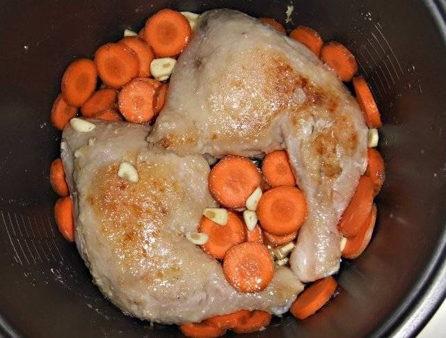 Маринуют курицу с морковью