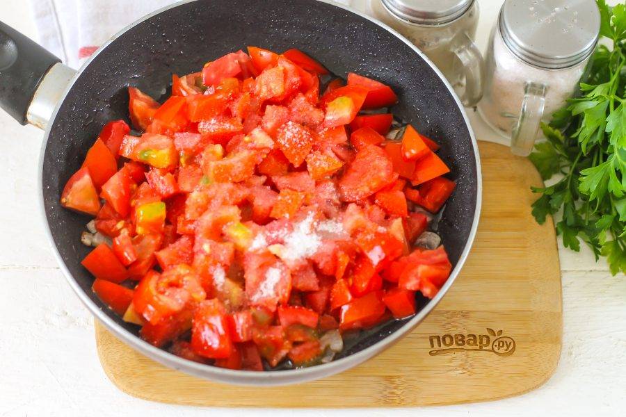 Жареные перцы на сковороде с помидорами. Перец с зеленью и чесноком на зиму. Жареные перцы на сковороде с помидорами. Жареный перец на сковороде с чесноком и уксусом. Жареный болгарский перец.