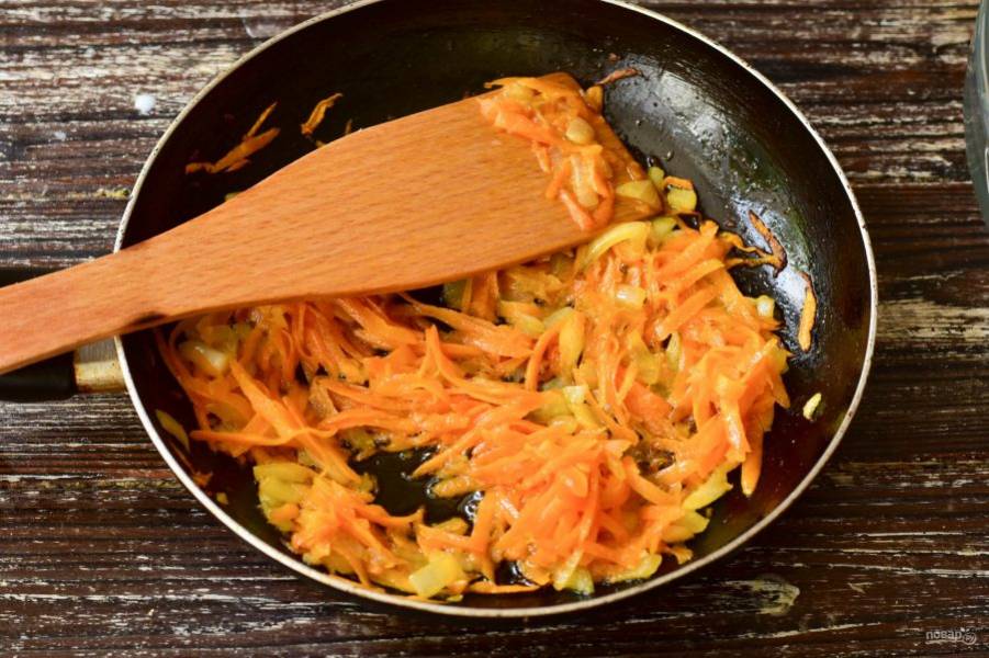 В сковороде разогрейте 20 мл. растительного масла, выложите нарезанный кубиками лук и натертую на терке морковь. Обжарьте овощи до мягкости.
