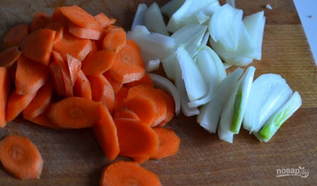 Лук и морковь очистите и нарежьте средними кусочками.