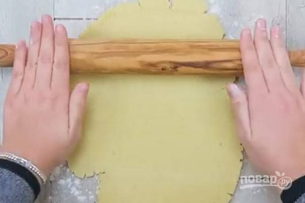 2.	Раскатайте тесто в пласт толщиной 3-4 мм.