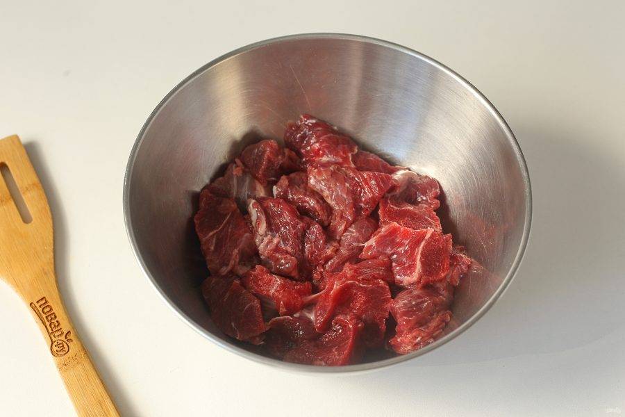 Мясо нарежьте порционными кусочками.
