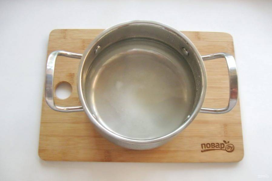 Приготовьте маринад. В кастрюлю налейте 600-700 мл. воды, добавьте 1 столовую ложку соли и сахар.