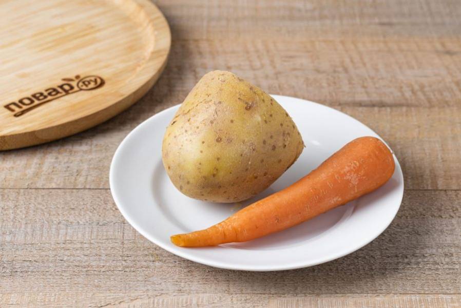 Картофель и морковь отварите в кожуре до мягкости. Затем остудите.