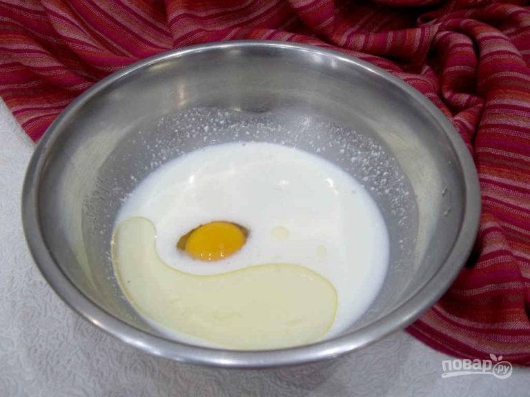 Смешайте молоко, масло и яйцо в миске. Все ингредиенты должны быть комнатной температуры.